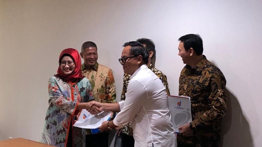 Penyerahan SK Menteri BUMN Erick Thohir yang diwakili Wakil Menteri BUMN Kartika Wirjoatmodjo kepada Komisaris Utama Pertamina Basuki Tjahaja Purnomo.