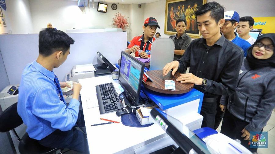Meskipun layanan kanal elektronik milik bank saat ini lebih nyaman dan praktis, masih banyak nasabah memilih untuk bertransaksi langsung melalui kantor cabang.