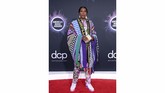 Big Freedia juga senada dengan Kesha memilih Versace dari atas sampai bawah. Kombinasinya warna dan motifnya mungkin tak ada masalah, namun dia juga terlihat seperti habis mandi. (Jordan Strauss/Invision/AP)