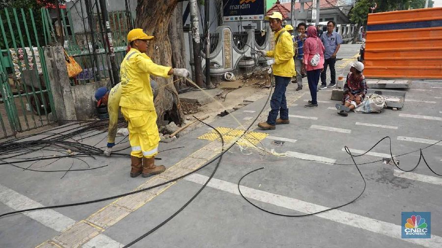 Dinas Bina Marga DKI Jakarta melakukan pemotongan puluhan jaringan kabel fiber optik (FO) dalam rangka penataan di pedestrian