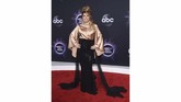 Shania Twain juga memilih atasan berwarna emas. Namun dia meredam warna emasnya dengan warna hitam. (Jordan Strauss/Invision/AP)