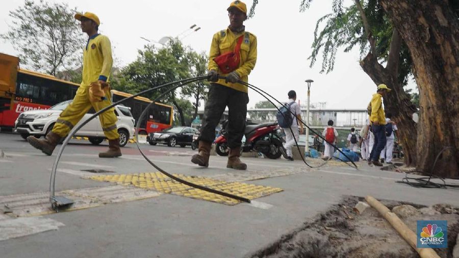 Dinas Bina Marga DKI Jakarta melakukan pemotongan puluhan jaringan kabel fiber optik (FO) dalam rangka penataan di pedestrian