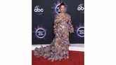 Halsey memilih gaun dari Marc Jacobs, satu kesalahannya adalah memakai boxer putih di balik gaun menerawang dan terlihat mengganggu, (Jordan Strauss/Invision/AP)