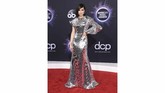 Sofia Carson juga tampil menakjubkan dengan gaun metaliknya. Namun warna peraknya membuat dia terlihat seperti bola disko. (Jordan Strauss/Invision/AP)