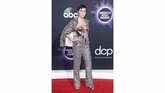 Alyson Stoner sukses membuktikan kalau memakai baju warna perak metalik tidaklah aneh. Gayanya justru terlihat keren. (Rich Fury/Getty Images/AFP)