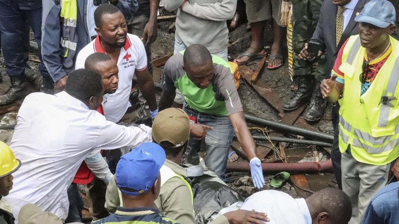 Sebuah pesawat kecil jatuh dan menimpa pemukiman padat warga di Goma, Republik Demokratik Kongo pada Minggu (24/11/2019).