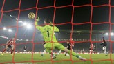 Sempat unggul 3-2 usai tertinggal 0-2, Manchester United harus puas mengakhiri pertandingan dengan skor 3-3 melawan Sheffield United di Stadion Bramall Lane, Minggu (24/11). Gol Oliver McBurnie di pengujung laga mengagalkan kemenangan MU yang di depan mata. (AP Photo/Jon Super)