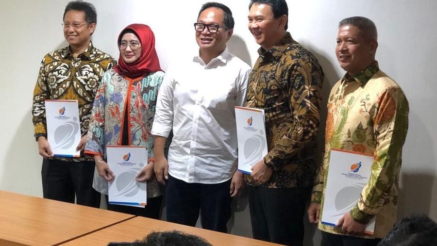 Penyerahan SK Menteri BUMN Erick Thohir yang diwakili Wakil Menteri BUMN Kartika Wirjoatmodjo kepada Komisaris Utama Pertamina Basuki Tjahaja Purnomo.