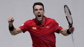 Petenis Spanyol, Roberto Bautista Agut menghadapi Felix Auger-Aliassime dari Kanada dalam laga perdana final Piala Davis. (AP Photo/Bernat Armangue)
