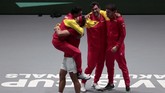 Rafael Nadal dan Roberto Bautista Agut berpelukan merayakan kemenangan Spanyol di final Piala Davis. (AP Photo/Bernat Armangue)