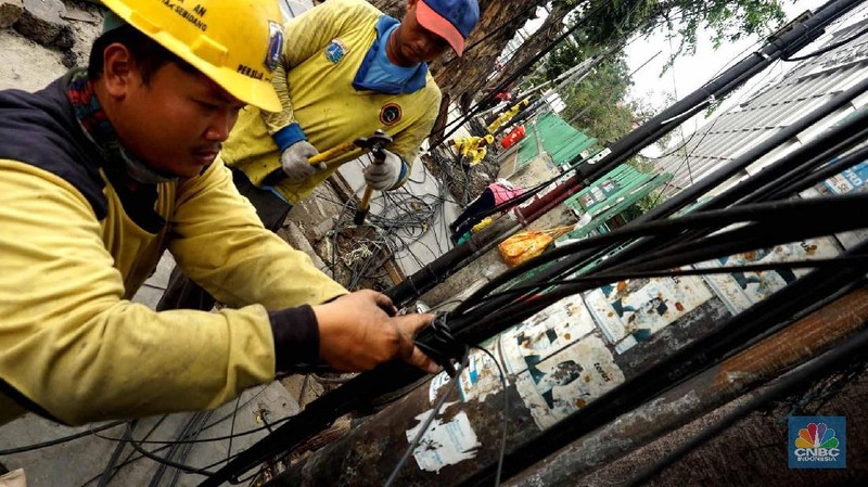 Dinas Bina Marga DKI Jakarta melakukan pemotongan puluhan jaringan kabel fiber optik (FO) dalam rangka penataan di pedestrian