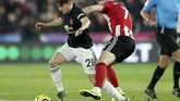 Pertarungan sengit terjadi di antara winger Manchester United Daniel James melawan bintang Sheffield United John Lundstram dalam laga yang berkesudahan 3-3 di Stadion Bramall Lane. (AP Photo/Jon Super)