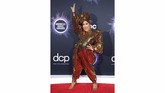 Patrick Starrr memilih busana metalik lengkap dengan turbannya berwarna merah dan emas. (Rich Fury/Getty Images/AFP)