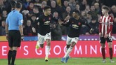 Penyerang Manchester United Mason Greenwood merayakan gol ke gawang Sheffield United bersama Marcus Rashford. Dua gol MU lainnya di laga ini dijaringkan Brandon Williams dan Rashford. (AP Photo/Jon Super)