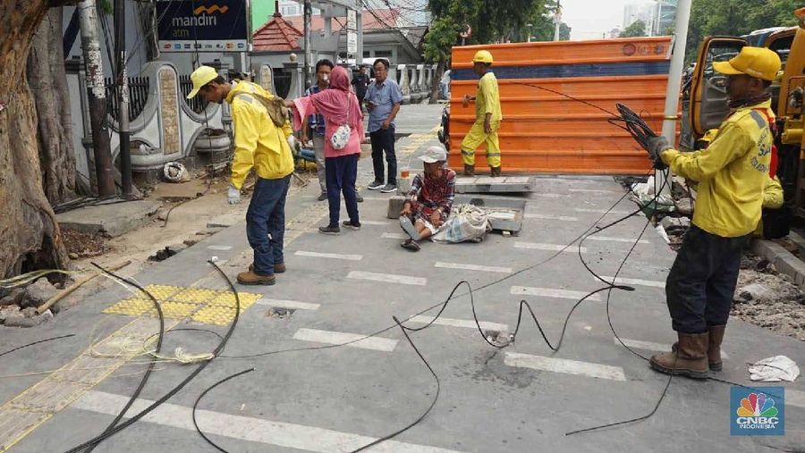 Kabel bawah tanah PLN terbakar pagi tadi di kawasan Panglima Polim, bunyinya seperti tembakan 