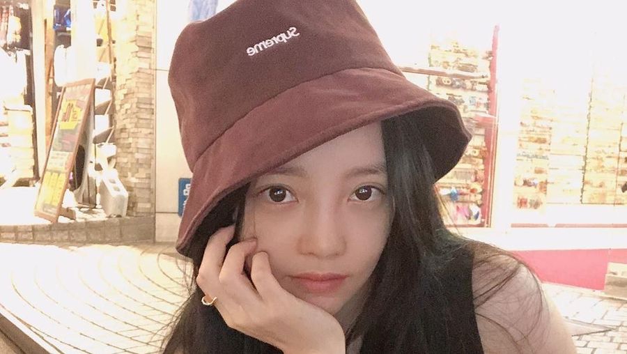 Para artis Kpop tampak mengenakan pakaian hitam-hitam di bandara, mengenang perginya Goo Hara 