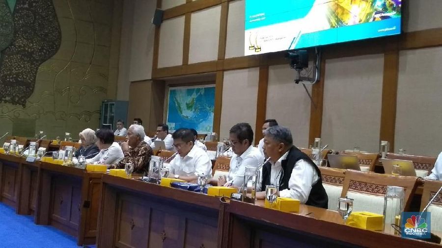 DPR minta kenaikan tarif listrik ditunda untuk tahun depan 