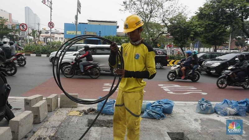 Dinas Bina Marga DKI Jakarta melakukan pemotongan puluhan jaringan kabel fiber optik (FO) dalam rangka penataan di pedestrian