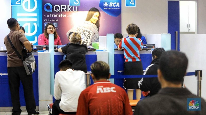 Meskipun layanan kanal elektronik milik bank saat ini lebih nyaman dan praktis, masih banyak nasabah memilih untuk bertransaksi langsung melalui kantor cabang.
