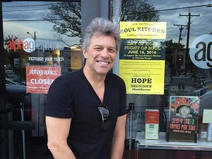 Video: Jon Bon Jovi Gagalkan Aksi Bunuh Diri