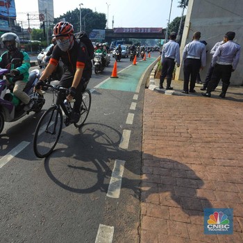 Bandel! Pengendara Motor Masih Saja Terobos Jalur Sepeda