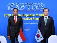 Gaya Jokowi Saat Jumpa Presiden Korea Selatan Moon Jae-in