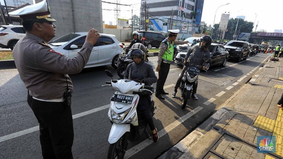 Diberlakukan Tilang, Pengendara Motor Masih Terobos Jalur Sepeda/CNBC Indonesia/ Andrean Kristianto