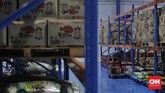 Petugas menyortir barang pesanan di Gudang Mall Pangan