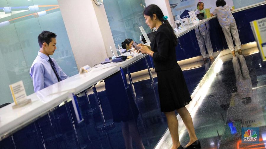 Berubahnya kebiasaan masyarakat dalam bertransaksi harusnya membuat konsep nasabah ke kantor cabang bank sudah tidak layak lagi diterapkan.