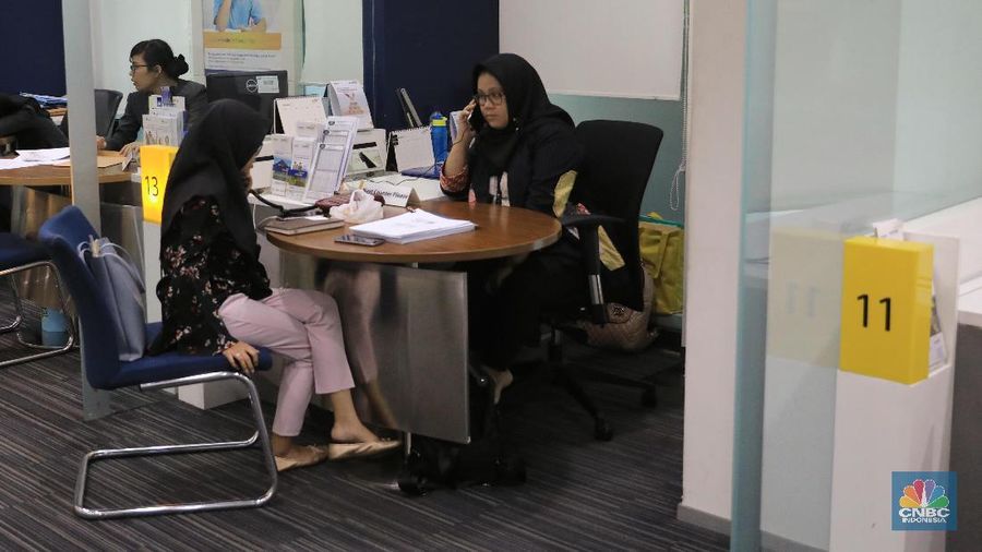 Meskipun layanan kanal elektronik milik bank saat ini lebih nyaman dan praktis, masih banyak nasabah memilih untuk bertransaksi langsung melalui kantor cabang.