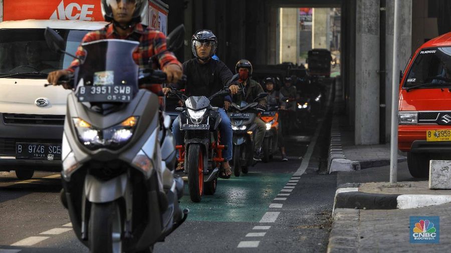 Diberlakukan Tilang, Pengendara Motor Masih Terobos Jalur Sepeda/CNBC Indonesia/ Andrean Kristianto