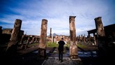 Saat penggalian, ekskavator juga menemukan korban bencana letusan gunung di area tersebut. Kerangka tersebut berupa anak kecilyang berusaha mencari perlindungan ketika Gunung Vesuvius memuntahkan lahar panasnya. (AFP/Filippo Monteforte)