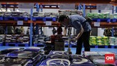 Petugas menyortir barang pesanan di Gudang Mall Pangan