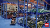 Petugas menyortir barang pesanan di Gudang Mall Pangan