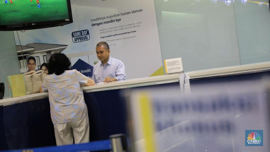 Suasana Transaksi di Kantor Cabang Bank Mandiri/CNBC Indonesia/ Andrean Kristianto