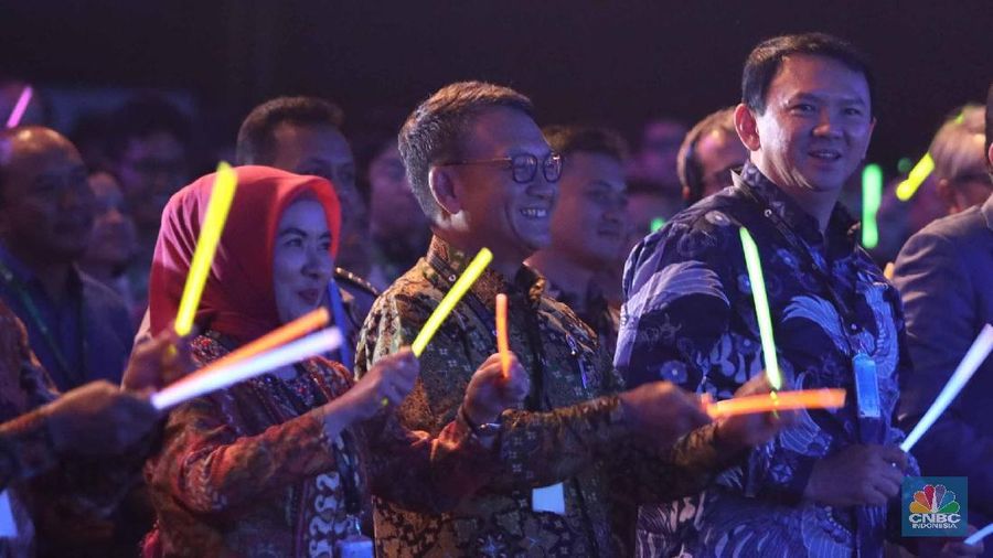 Jokowi minta Ahok basmi mafia migas yang buat neraca dagang dan transaksi berjalan defisit, impor minyak RI memang masalah berat. 