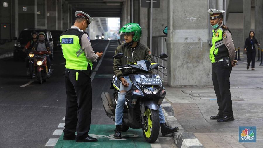 Diberlakukan Tilang, Pengendara Motor Masih Terobos Jalur Sepeda/CNBC Indonesia/ Andrean Kristianto