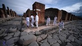 Pengunjung di area Via del Vesuvio yang berada dekat dengan reruntuhan pemandian air panas Pompeii. (AFP/Filippo Monteforte)