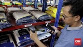 Petugas menyortir barang pesanan di Gudang Mall Pangan