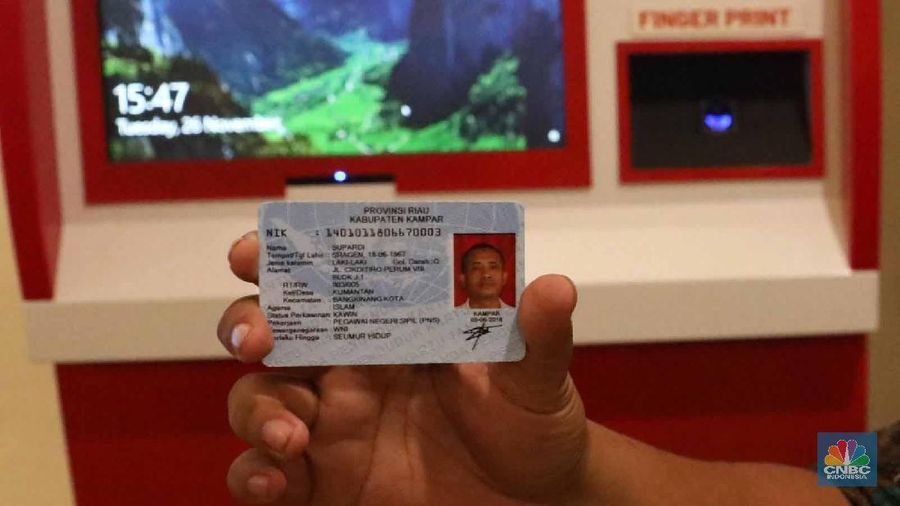 Mesin Pencetak KTP-EL & KK, Hanya 1,5 Menit Jadi/CNBC Indonesia/Muhammad Sabki