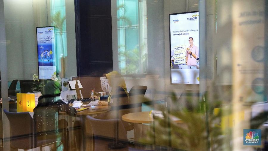 Suasana Transaksi di Kantor Cabang Bank Mandiri/CNBC Indonesia/ Andrean Kristianto