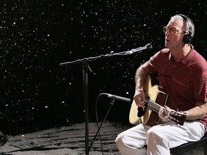 Duh! Eric Clapton Dilempar Fans Saat Manggung di Spanyol