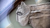 Ditemukan 75 patung kayu dan perunggu dan lima mumi anak singa yang dihiasi dengan hieroglif di nekropolis Saqqara dekat piramida Giza di Kairo (Photo by Khaled DESOUKI / AFP)