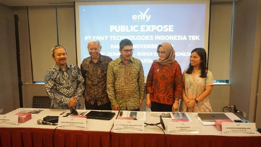 (ki-ka) Mahendra MSC – Direktur PT Envy Technologies Indonesia Tbk, Mohd Nadzaruddin bin Abd Hamid – Direktur. Dato’ Sri Mohd Sopiyan bin Mohd Rashdi – Dirut, Ayu Perwitasari – Direktur, Ni Wayan Sukawidiani Resi – Corporate Secretary, usai PE Insidentil di Jakarta (27/11). Doc.ENVY