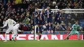 Total dua gol Karim Benzema tak mampu membawa Real Madrid menang atas Paris Saint Germain (PSG). Los Blancos ditahan imbang PSG 2-2 di Stadion Santiago Bernaneu. (Photo by)