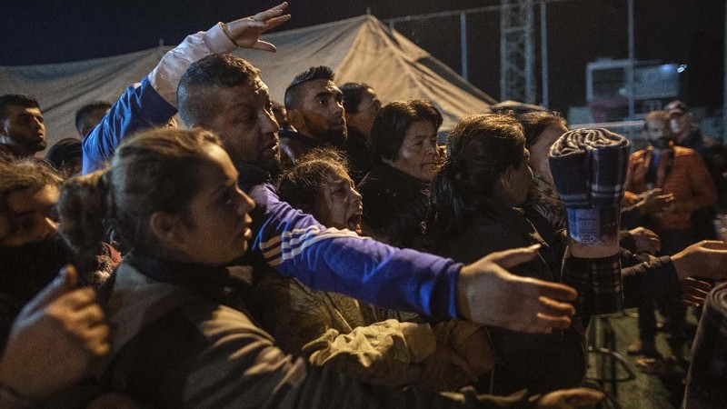Warga kehilangan rumah dan harta benda akibat gempa bumi di Durres, Albania Selasa (26/11/2019)