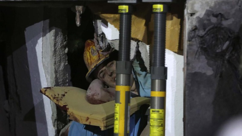 Warga kehilangan rumah dan harta benda akibat gempa bumi di Durres, Albania Selasa (26/11/2019)