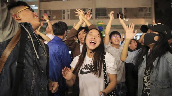 FOTO: Pemilu Hong Kong Didominasi Kandidat Pro Demokrasi - CNN Indonesia