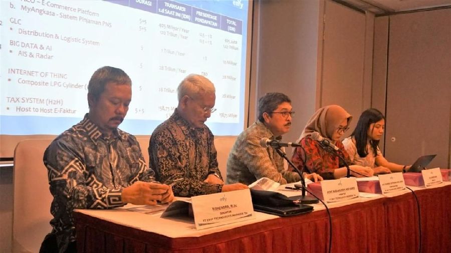 (ki-ka) Mahendra MSC – Direktur PT Envy Technologies Indonesia Tbk, Mohd Nadzaruddin bin Abd Hamid – Direktur. Dato’ Sri Mohd Sopiyan bin Mohd Rashdi – Dirut, Ayu Perwitasari – Direktur, Ni Wayan Sukawidiani Resi – Corporate Secretary, saat PE Insidentil di Jakarta (27/11). Doc.ENVY