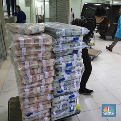 Terapkan QRIS, GoPay & OVO Cs Gantikan Uang Tunai?